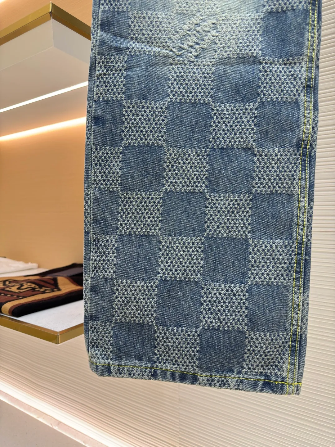 LOUIS VUITTON wide-leg checkerboard denim trousers ●Authentic product: purchased and developed at 15700 ●Item number: 1680096-B95 ●Fabric: denim fabric ●Technology: yarn-dyed jacquard ●Version: fitted version ●Size: 28-30-32-34-36 ●Weight: about 815g ●Description: Both the front and back panels have the brand's iconic embroidered LOGO, and the front panel is decorated with a checkerboard pattern, plus the brand's English embroidery. The back embroidery uses 3D three-dimensional embroidery, with a total stitch count of 23,800. The zipper is electroplated in an aged brass color, and the pull tabs are in an electroplated aged brass color. The overall wiring is straight and delicate, the fabric is comfortable and soft, and the color is consistent without color difference. It can be matched with the same style to create a fashionable look and control various occasions. Customized accessories, complete with three standards, same style for men and women!